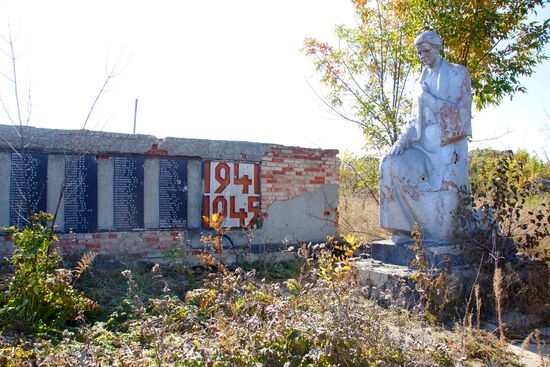 Поселок Сокольники на линии соприкосновения в Луганской области
