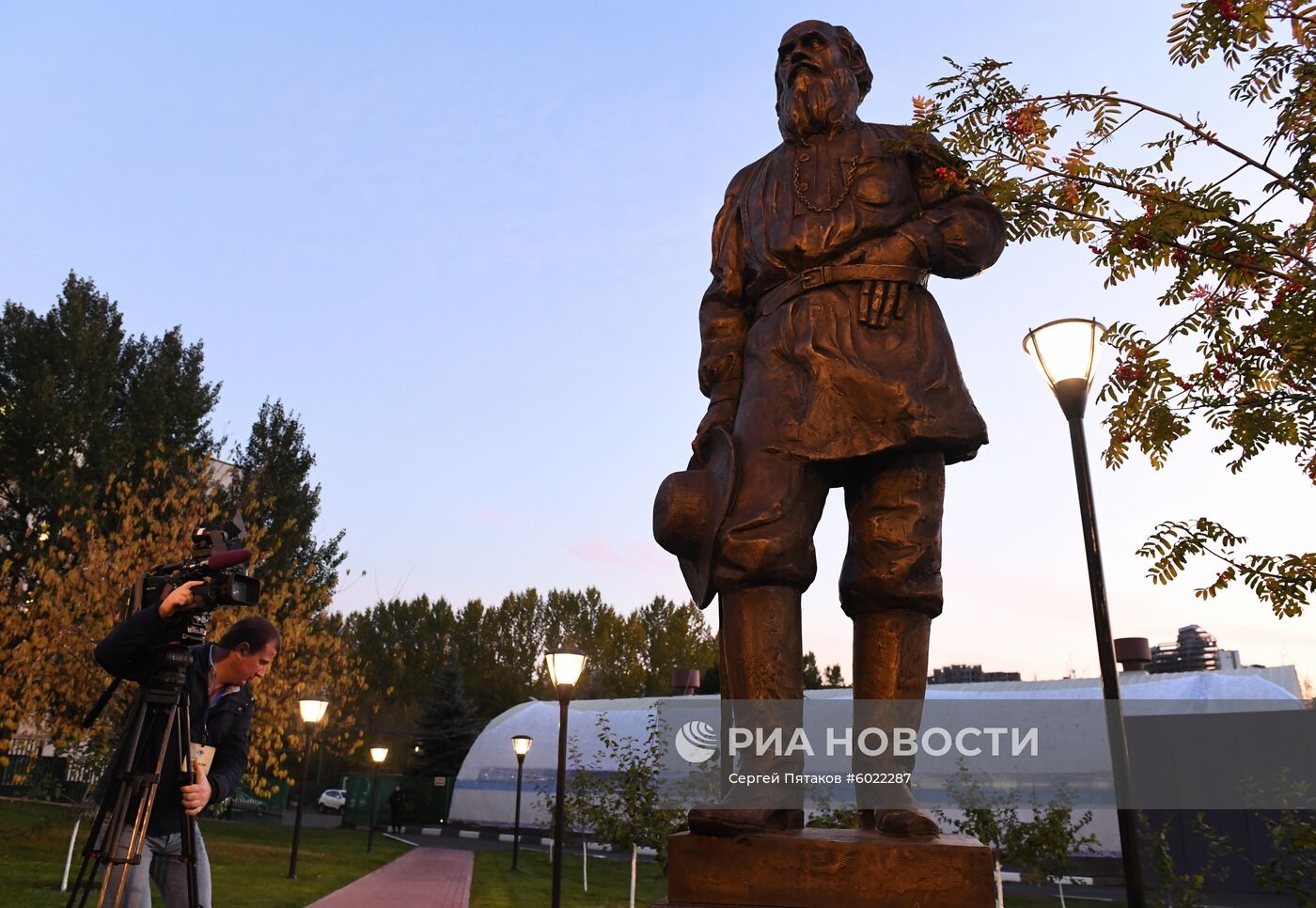 Открытие памятника писателю Льву Толстому