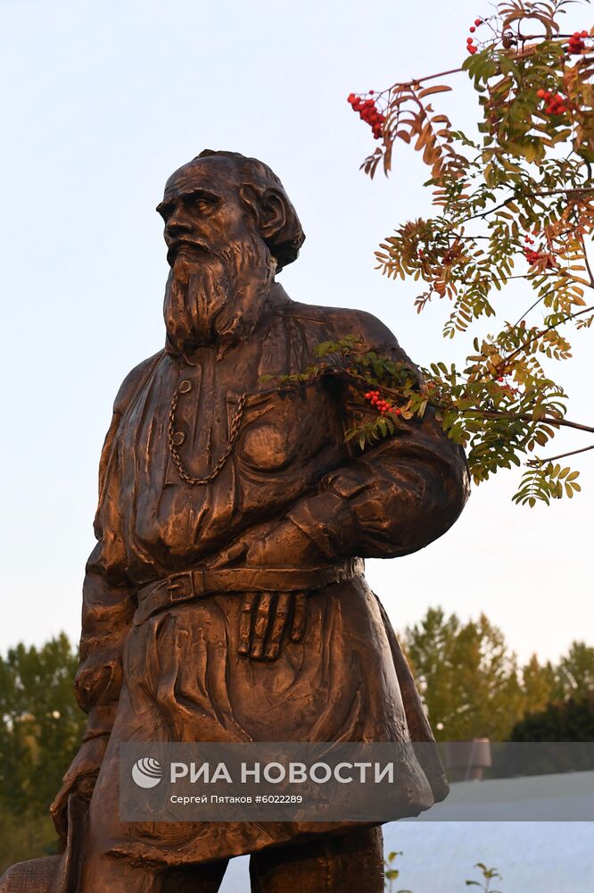Открытие памятника писателю Льву Толстому