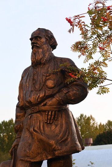 Открытие памятника писателю Льву Толстому