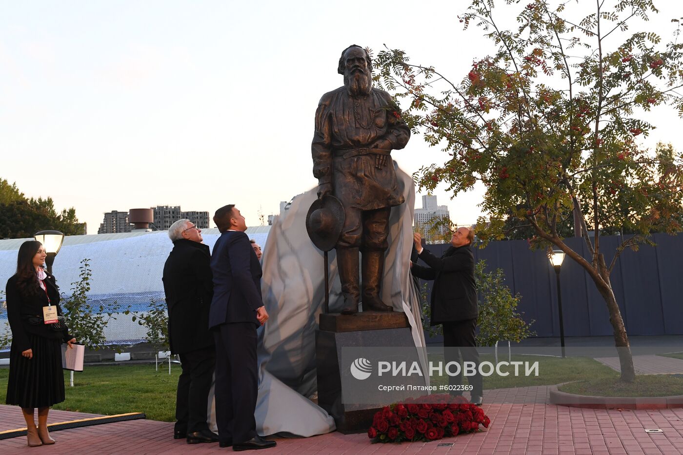 Открытие памятника писателю Льву Толстому