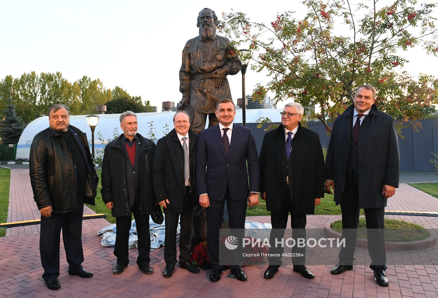 Открытие памятника писателю Льву Толстому