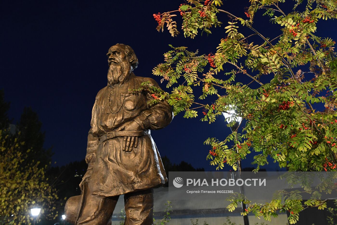 Открытие памятника писателю Льву Толстому