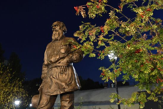 Открытие памятника писателю Льву Толстому