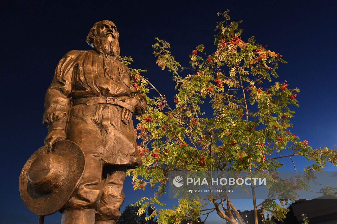 Открытие памятника писателю Льву Толстому
