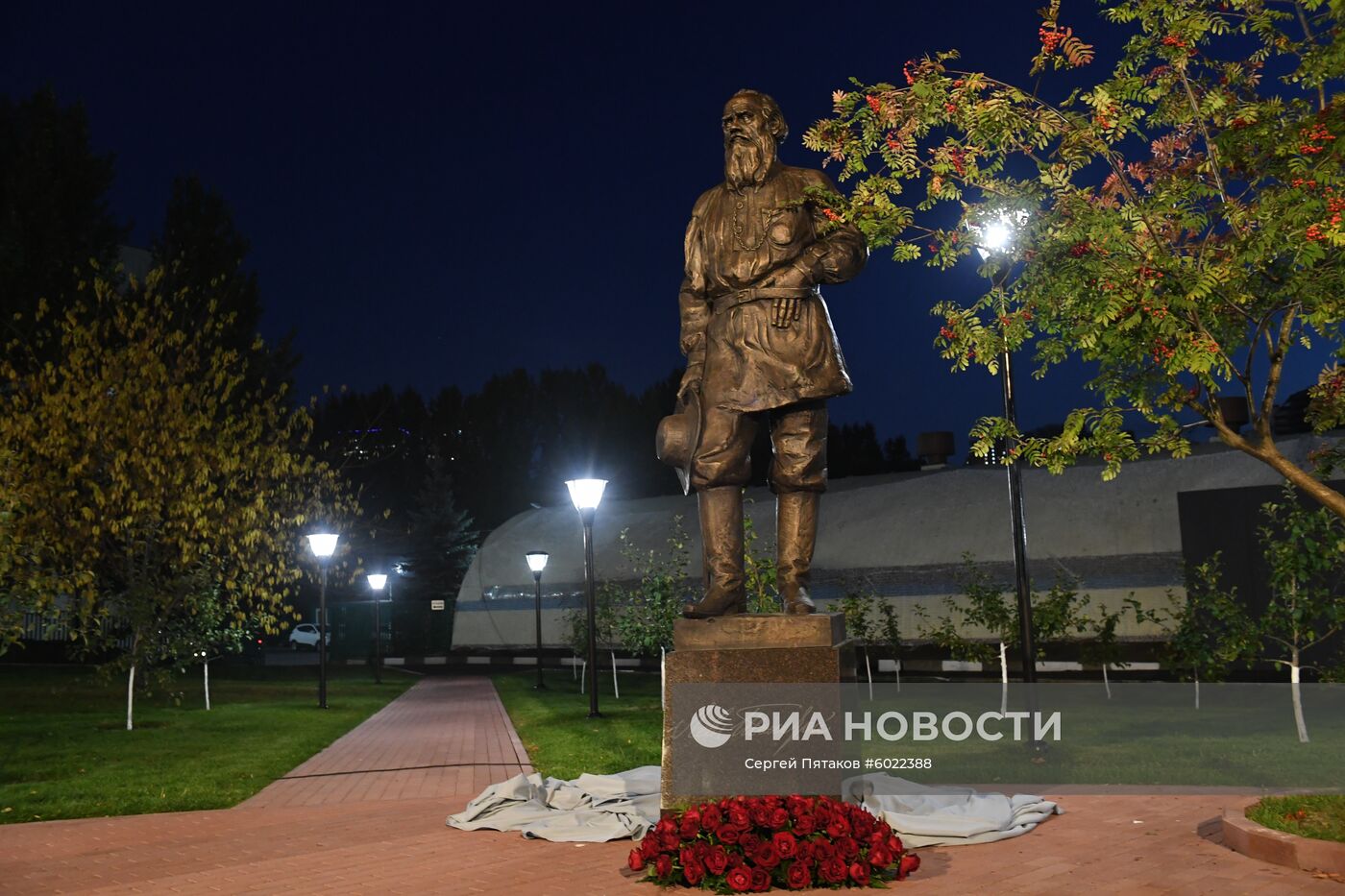 Открытие памятника писателю Льву Толстому