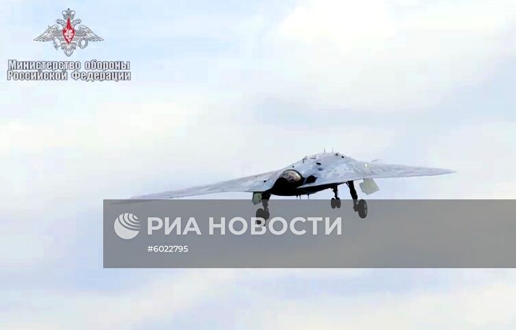Новейший ударный беспилотник "Охотник" совершил первый совместный полет с Су-57