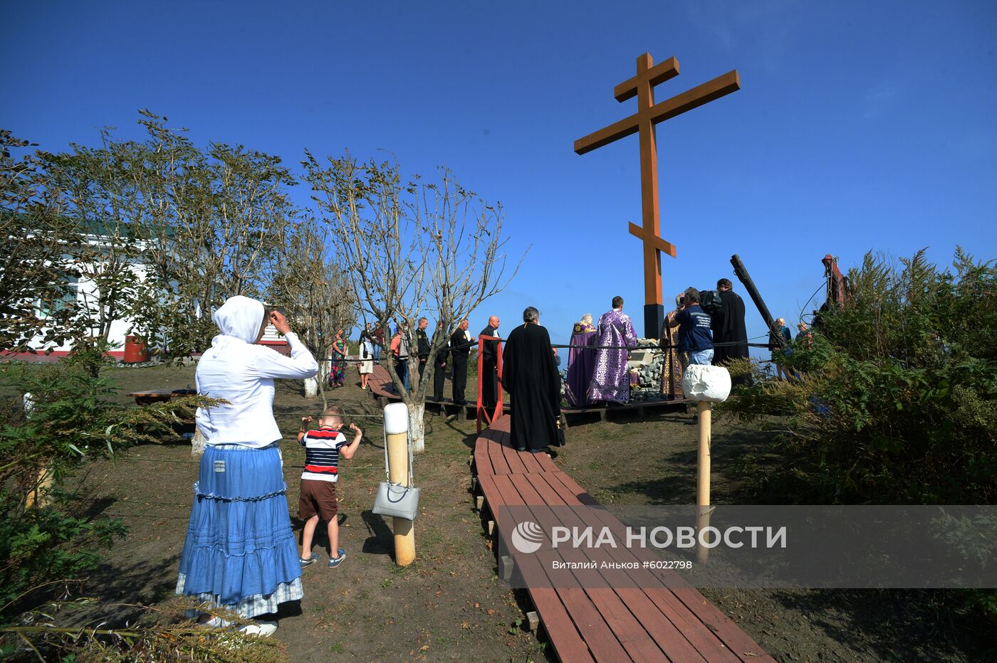 Освящение православного креста у маяка Басаргина в Приморье