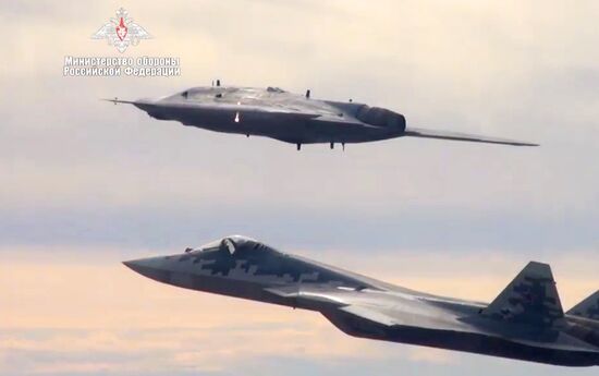 Новейший ударный беспилотник "Охотник" совершил первый совместный полет с Су-57