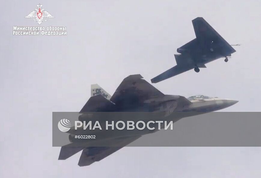 Новейший ударный беспилотник "Охотник" совершил первый совместный полет с Су-57