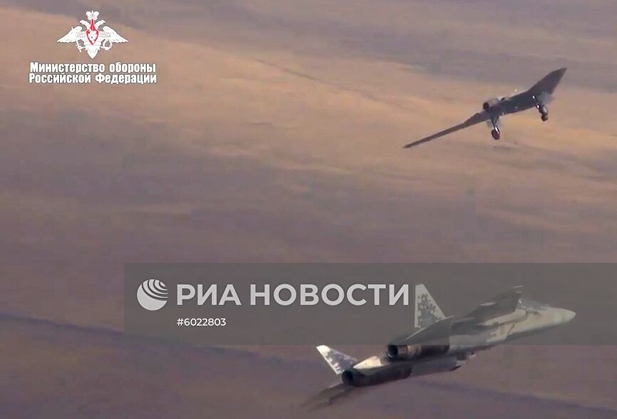 Новейший ударный беспилотник "Охотник" совершил первый совместный полет с Су-57