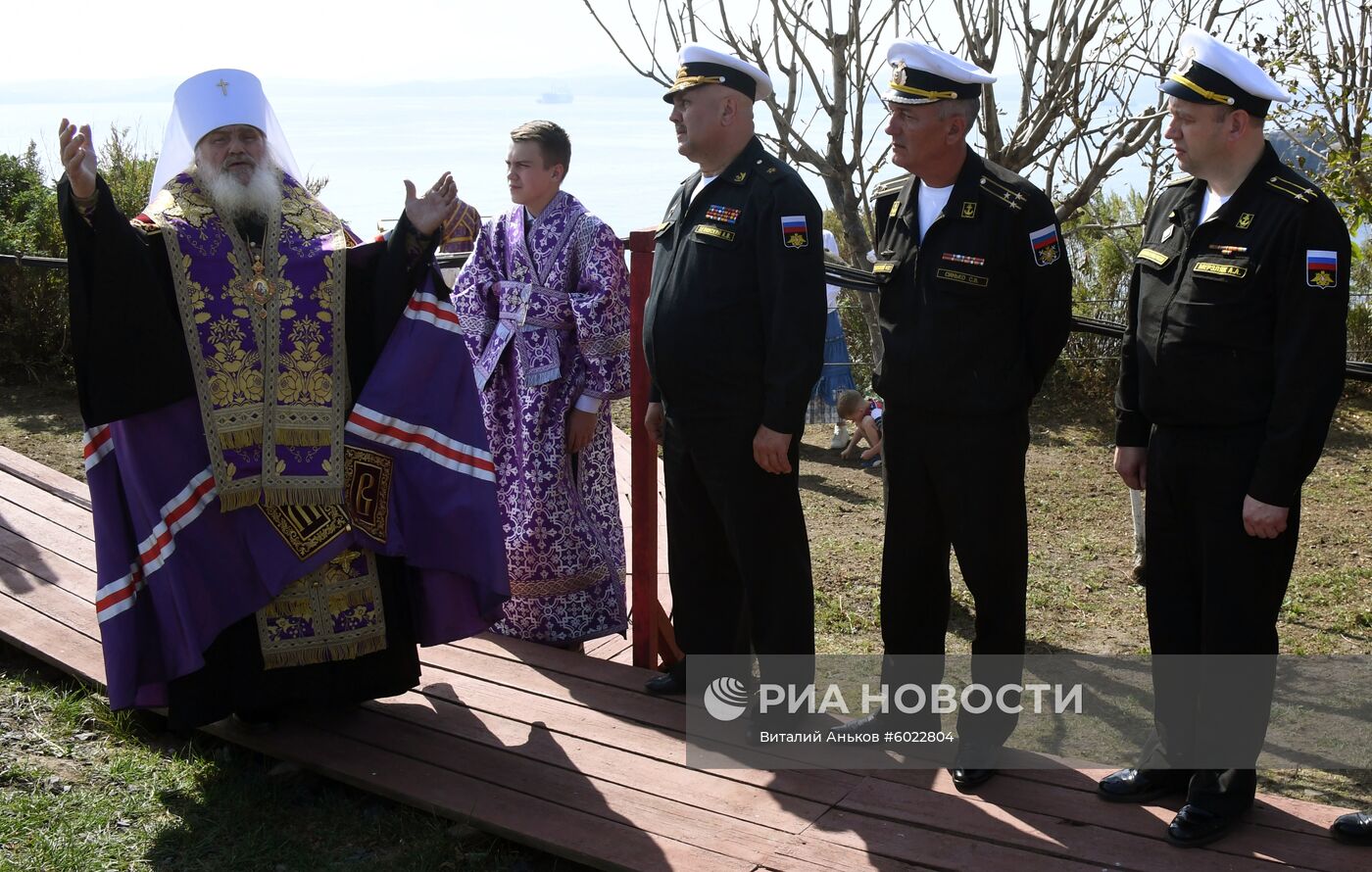 Освящение православного креста у маяка Басаргина в Приморье