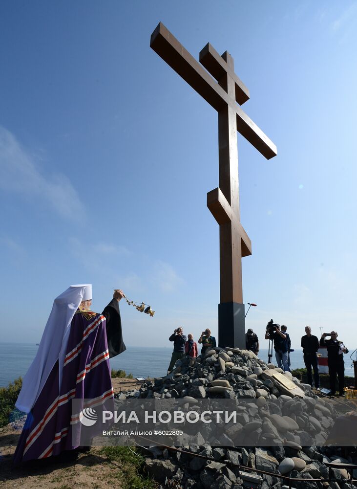 Освящение православного креста у маяка Басаргина в Приморье