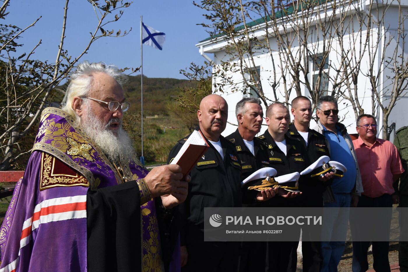 Освящение православного креста у маяка Басаргина в Приморье