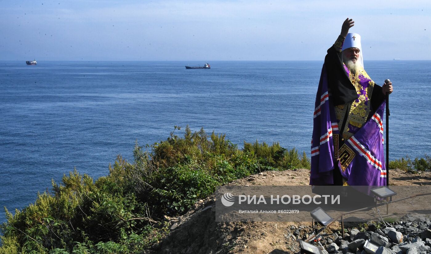 Освящение православного креста у маяка Басаргина в Приморье