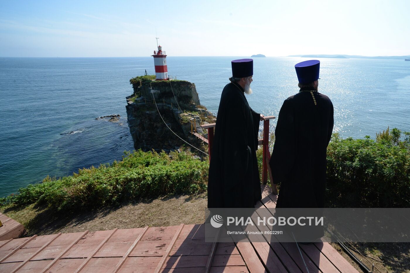 Освящение православного креста у маяка Басаргина в Приморье