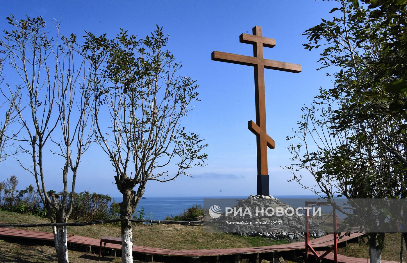 Освящение православного креста у маяка Басаргина в Приморье