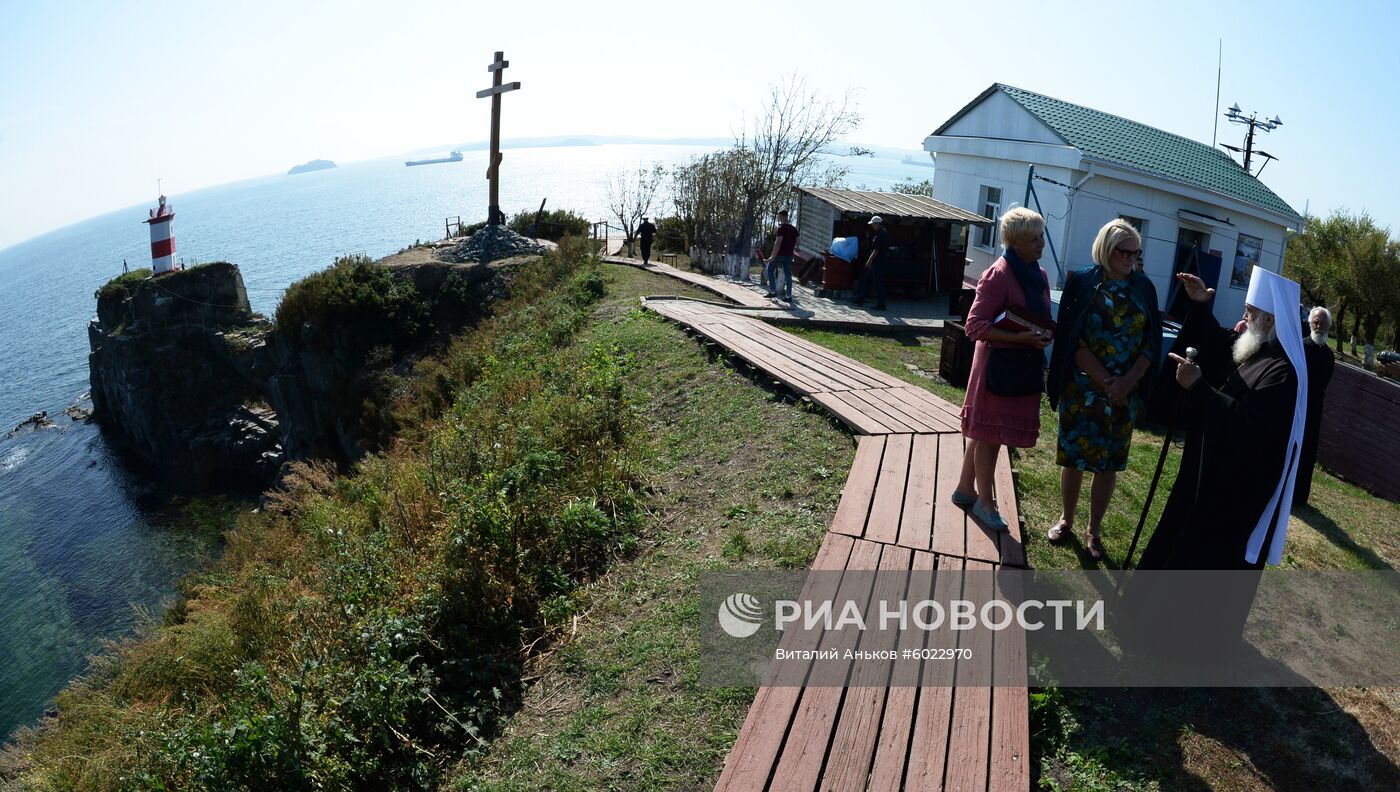 Освящение православного креста у маяка Басаргина в Приморье