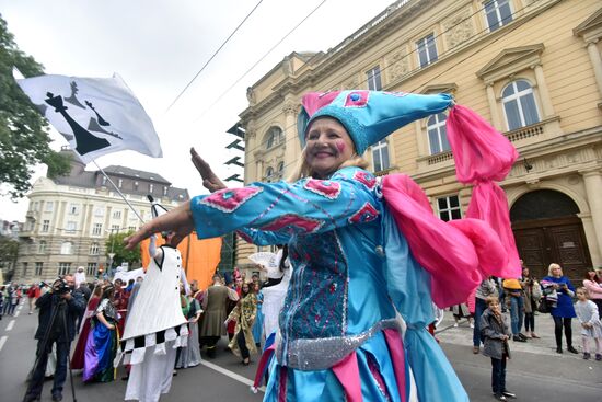 Карнавальное шествие во Львове в честь открытия фестиваля "Золотой лев"