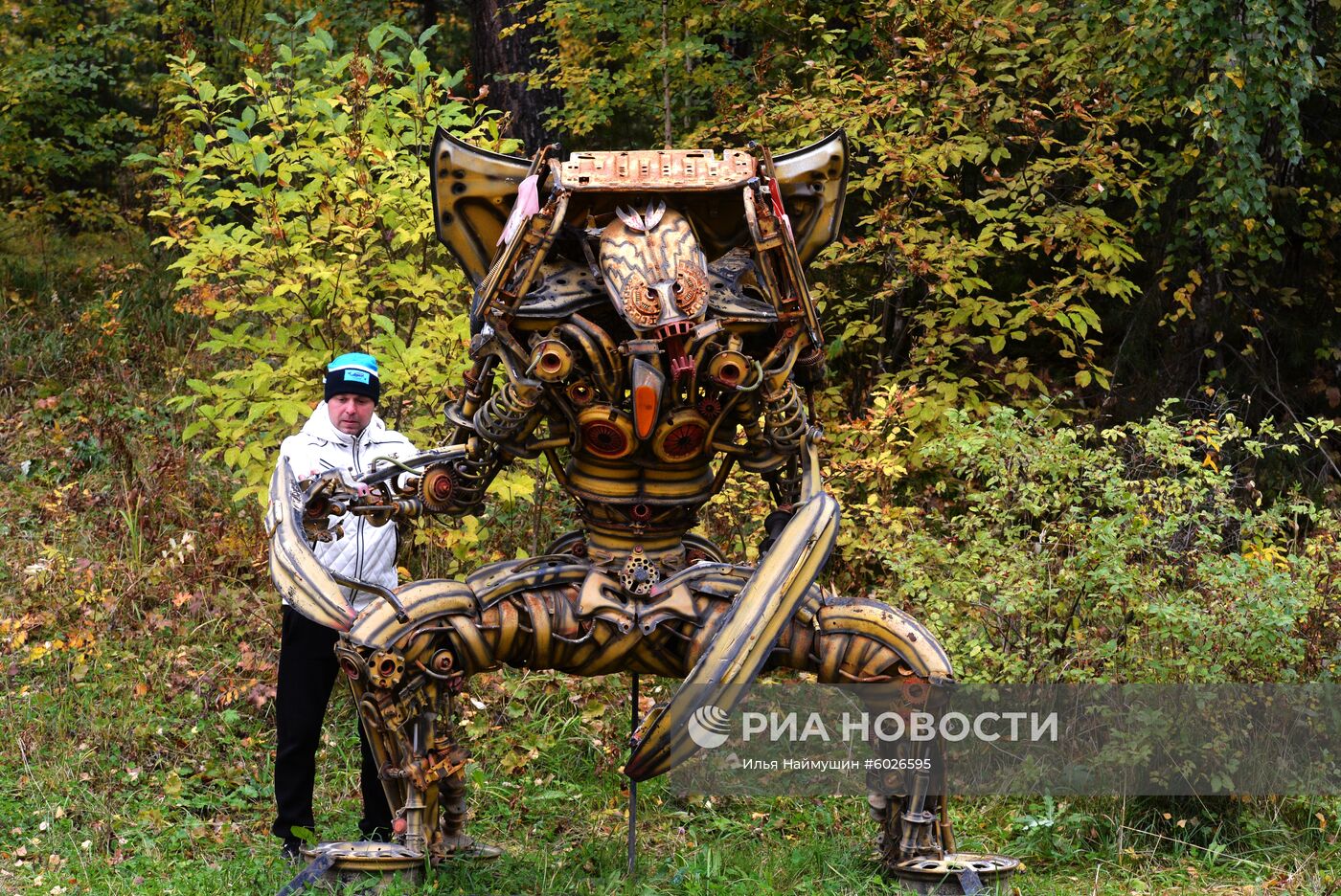 Выставка металлических скульптур из автомобильных запчастей в Дивногорске