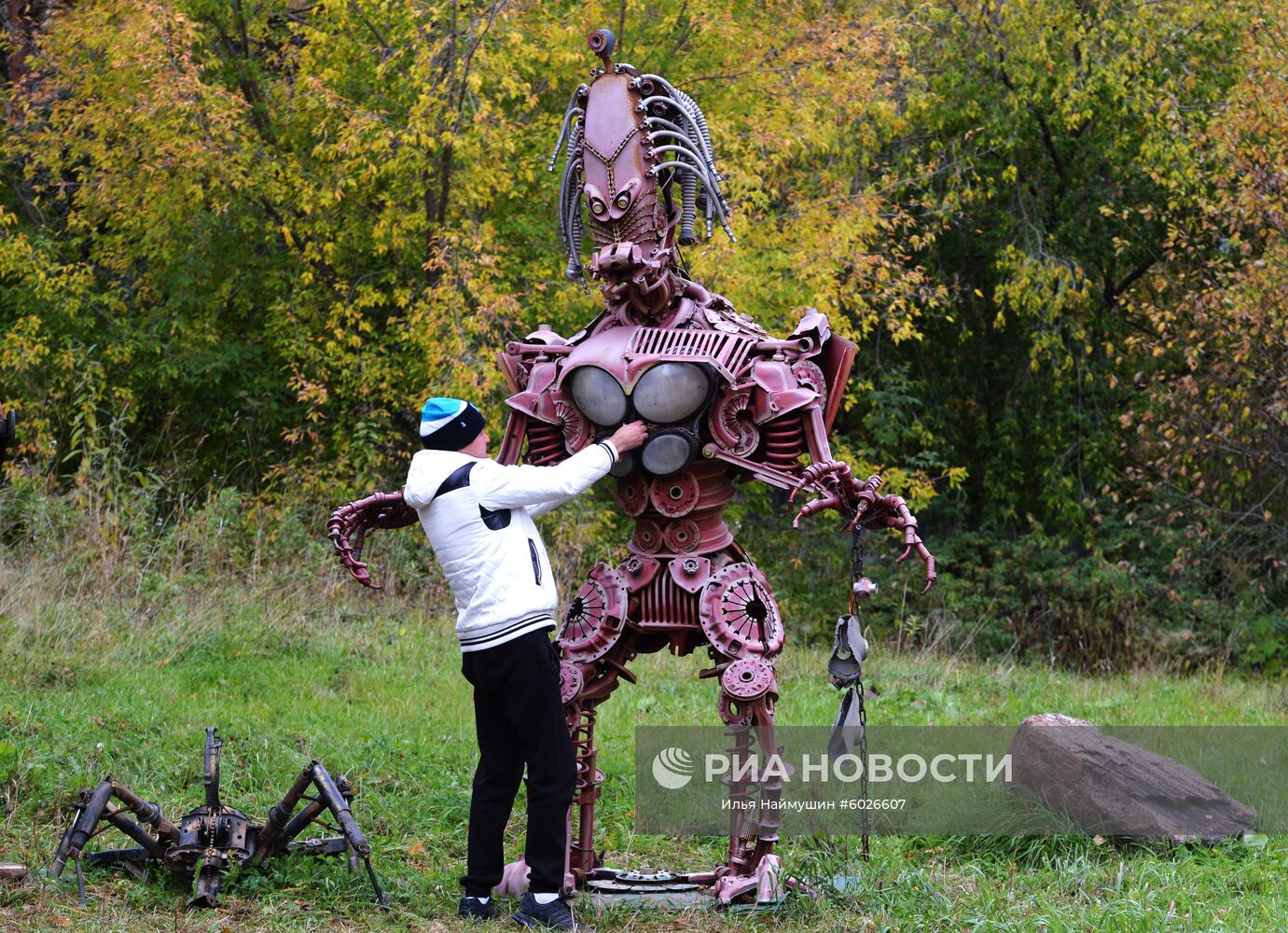 Выставка металлических скульптур из автомобильных запчастей в Дивногорске