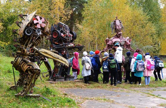 Выставка металлических скульптур из автомобильных запчастей в Дивногорске