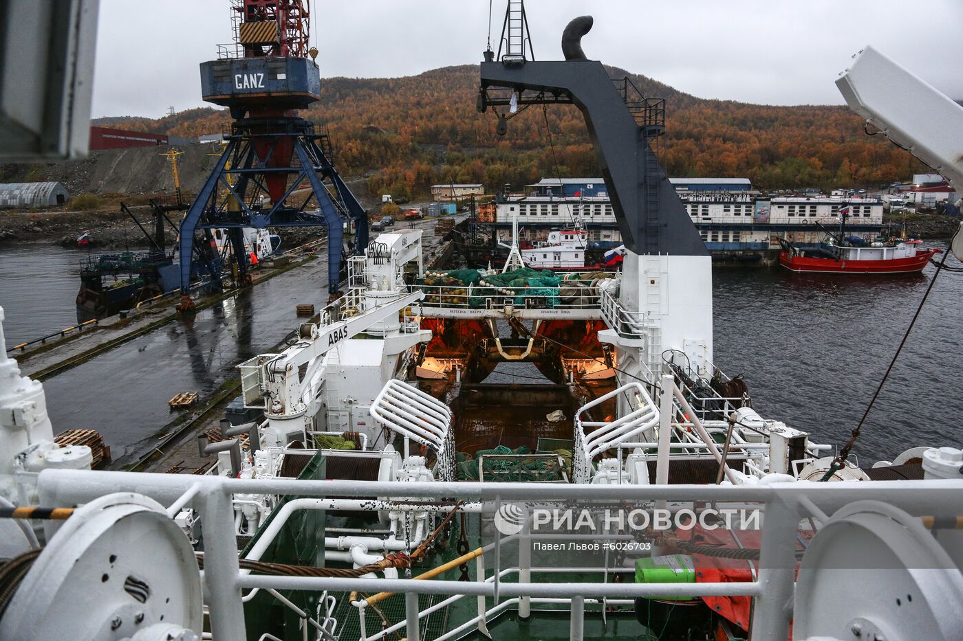 Прибытие судна с грузом креветок в порт Мурманска