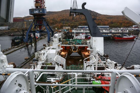 Прибытие судна с грузом креветок в порт Мурманска