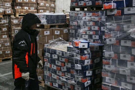 Прибытие судна с грузом креветок в порт Мурманска