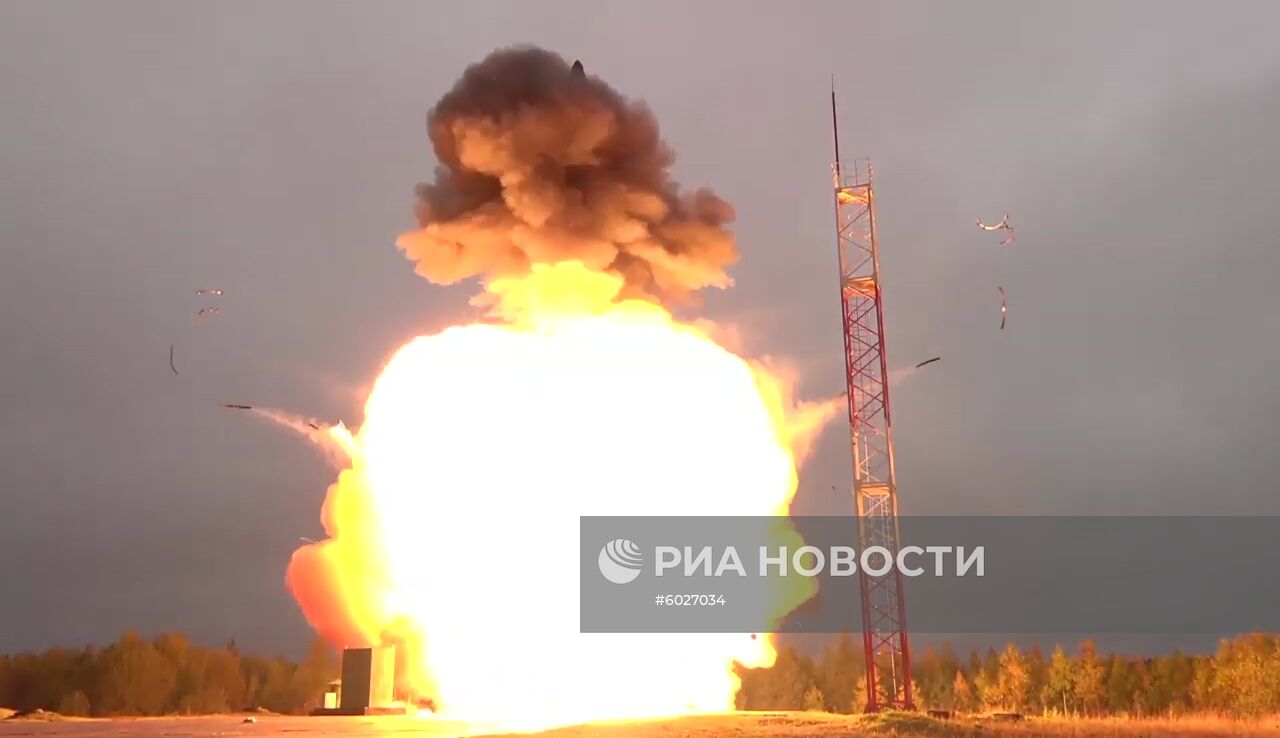 Учебно-боевой пуск баллистической ракеты "Тополь-М" с космодрома "Плесецк"