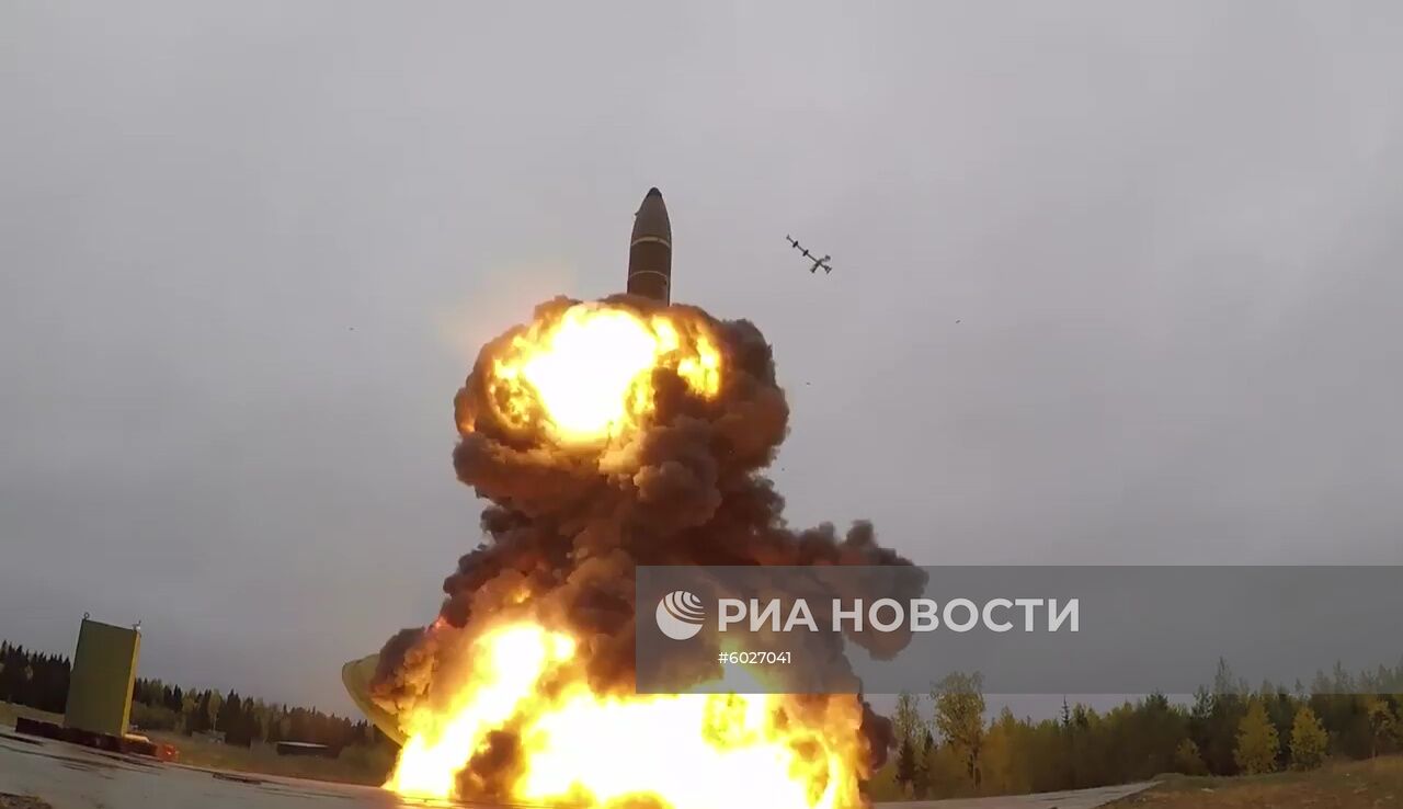 Учебно-боевой пуск баллистической ракеты "Тополь-М" с космодрома "Плесецк"