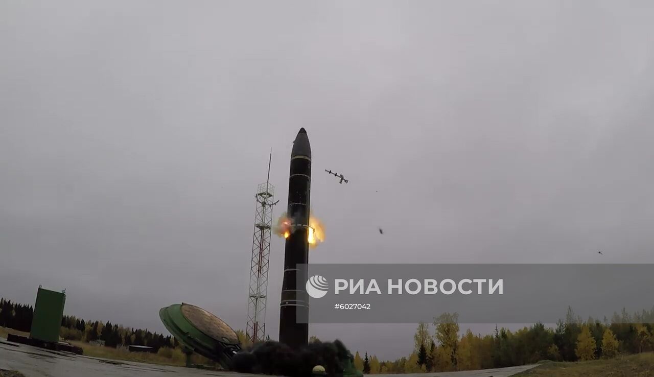 Учебно-боевой пуск баллистической ракеты "Тополь-М" с космодрома "Плесецк"