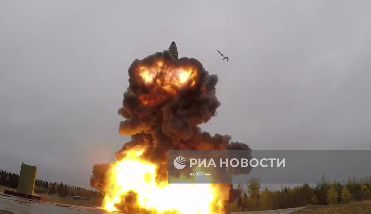 Учебно-боевой пуск баллистической ракеты "Тополь-М" с космодрома "Плесецк"