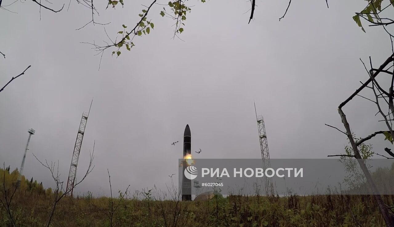 Учебно-боевой пуск баллистической ракеты "Тополь-М" с космодрома "Плесецк"