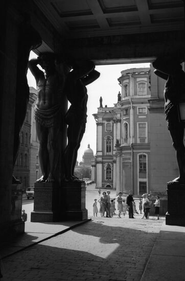 Атланты, украшающие портик Нового Эрмитажа