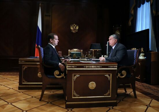 Премьер-министр РФ Д. Медведев встретился с главой "Роснефти" И. Сечиным 