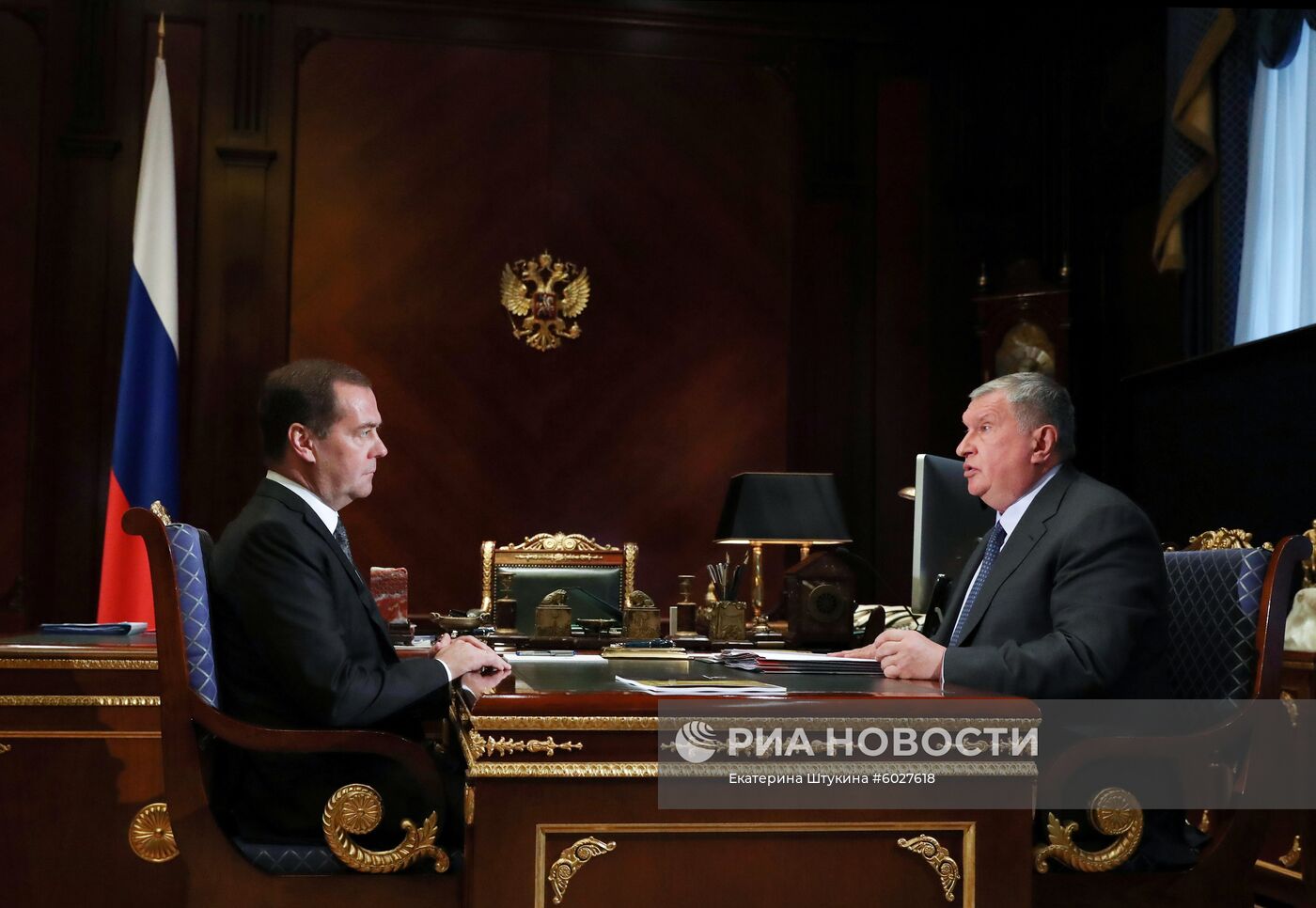 Премьер-министр РФ Д. Медведев встретился с главой "Роснефти" И. Сечиным 