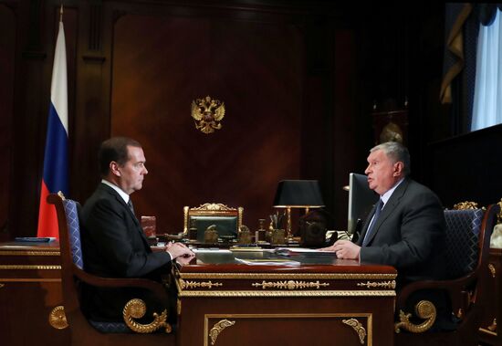 Премьер-министр РФ Д. Медведев встретился с главой "Роснефти" И. Сечиным 