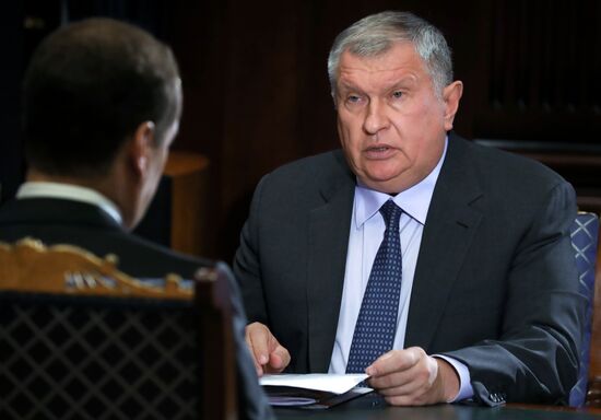 Премьер-министр РФ Д. Медведев встретился с главой "Роснефти" И. Сечиным 