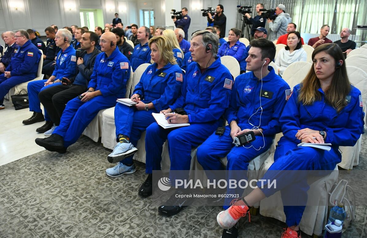 Брифинг для специалистов перед посадкой пилотируемого корабля "Союз МС-12"