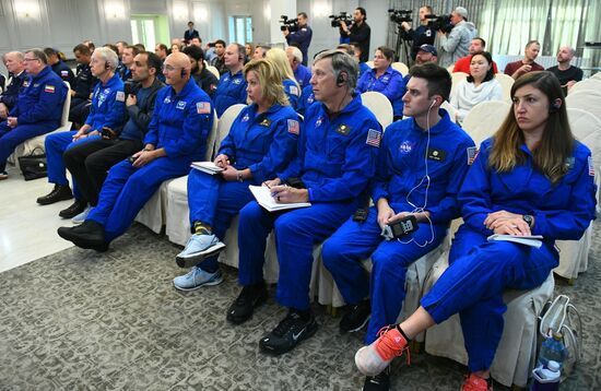 Брифинг для специалистов перед посадкой пилотируемого корабля "Союз МС-12"