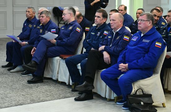 Брифинг для специалистов перед посадкой пилотируемого корабля "Союз МС-12"