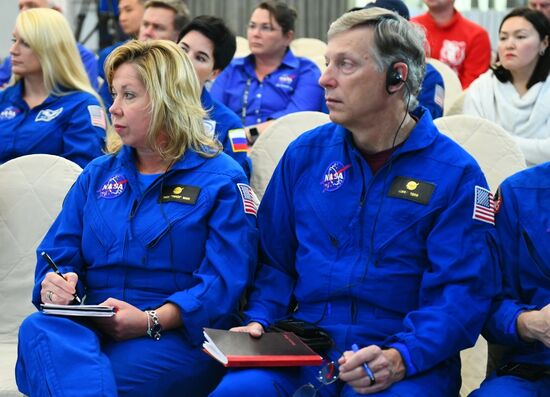 Брифинг для специалистов перед посадкой пилотируемого корабля "Союз МС-12"