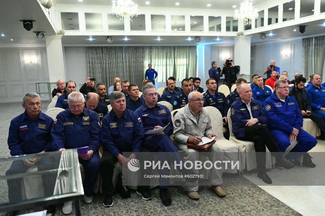 Брифинг для специалистов перед посадкой пилотируемого корабля "Союз МС-12"