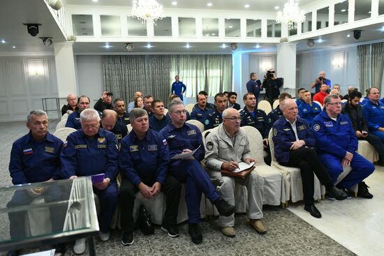 Брифинг для специалистов перед посадкой пилотируемого корабля "Союз МС-12"