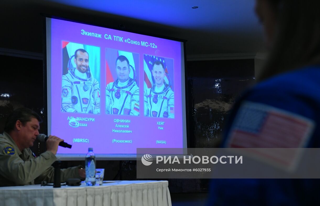 Брифинг для специалистов перед посадкой пилотируемого корабля "Союз МС-12"