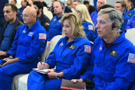 Брифинг для специалистов перед посадкой пилотируемого корабля "Союз МС-12"