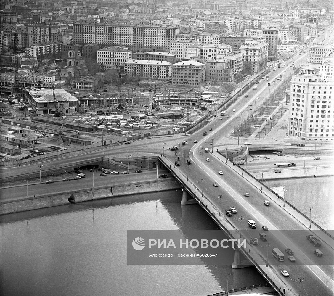 Вид на строительную площадку здания СЭВ и Новоарбатский мост