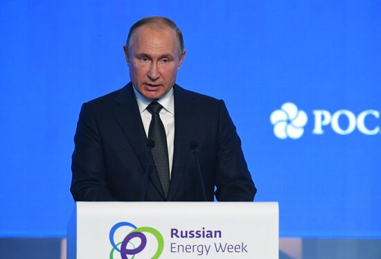 Президент РФ В. Путин принял участие в третьем Международном форуме "Российская энергетическая неделя"