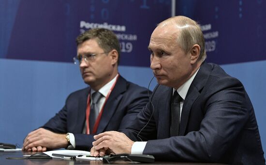 Президент РФ В. Путин принял участие в третьем Международном форуме "Российская энергетическая неделя"